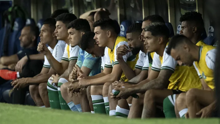 Jogadores do Coritiba desolados no banco de reservas durante partida contra o Fluminense no estadio Maracana pelo campeonato Brasileiro A 2023. Foto: Jorge Rodrigues/AGIF