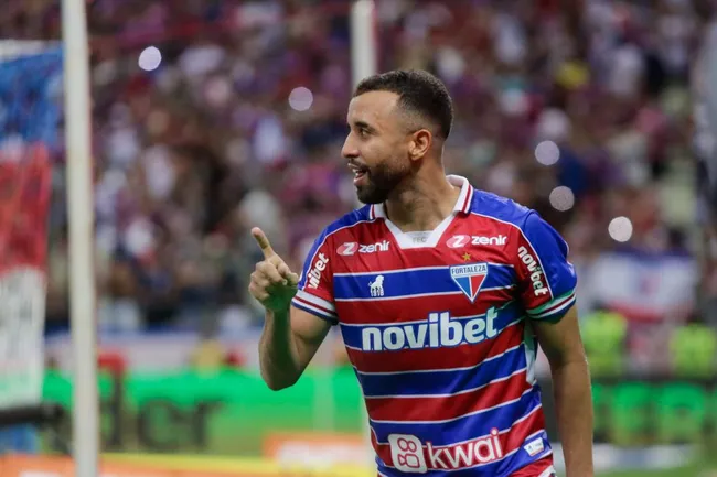 Caio Alexandre, jogador do Fortaleza, comemora seu gol durante partida contra o Santos na Arena Castelão pelo Campeonato Brasileiro – Foto: Lucas Emanuel/AGIF