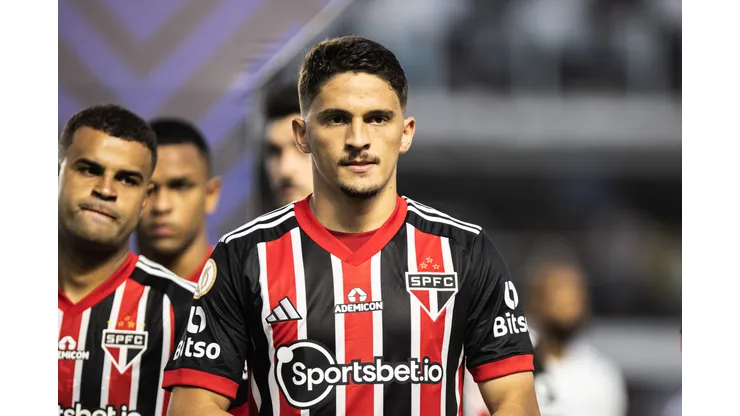 Pablo Maia jogador do Sao Paulo durante partida contra o Santos no estadio Vila Belmiro pelo campeonato Brasileiro A 2023. Foto: Abner Dourado/AGIF