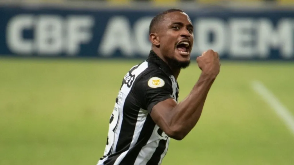 Foto: Kely Pereira/AGIF – Saulo Mineiro em jogo pelo Ceará