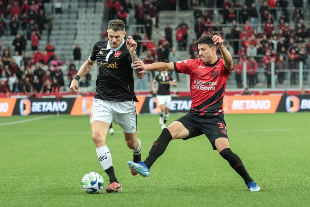 Lucas Esquivel jogador do Athletico-PR disputa lance com Vegetti jogador do Vasco durante partida no estadio Arena da Baixada pelo campeonato Brasileiro A 2023. Robson Mafra/AGIF