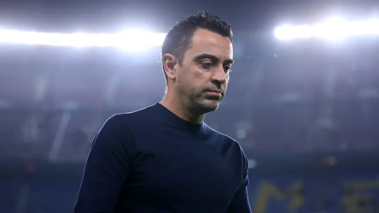 Xavi Hernández acompanha equipe do Barcelona em jogo - Foto: Eric Alonso/Getty Images