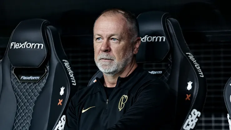 SP - SAO PAULO - 09/11/2023 - BRASILEIRO A 2023, CORINTHIANS X ATLETICO-MG - Mano Menezes tecnico do Corinthians durante partida contra o Atletico-MG no estadio Arena Corinthians pelo campeonato Brasileiro A 2023. Foto: Fabio Giannelli/AGIF