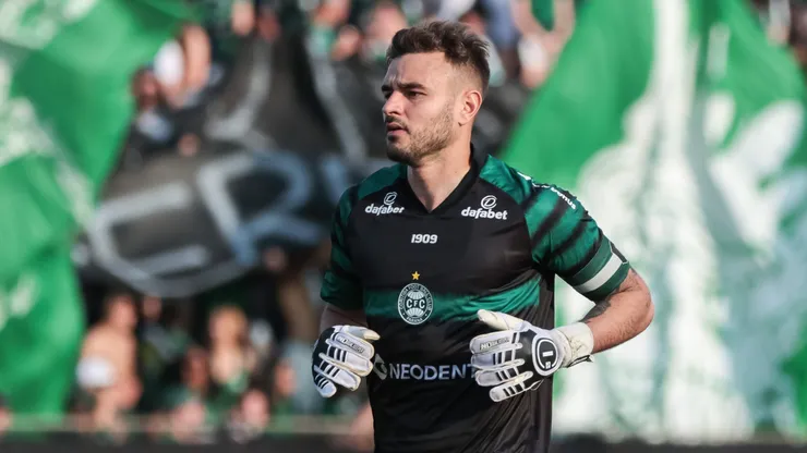 Gabriel Vasconcelos, goleiro do Coritiba, durante partida contra o Cruzeiro no estádio Durival de Britto pelo Campeonato Brasileiro - Foto: Robson Mafra/AGIF