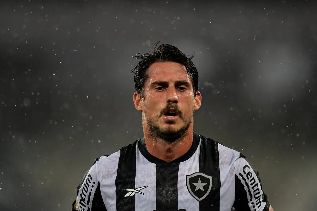 Gabriel Pires jogador do Botafogo durante partida contra o Goias no estadio Engenhao pelo campeonato Brasileiro A 2023. Foto: Thiago Ribeiro/AGIF