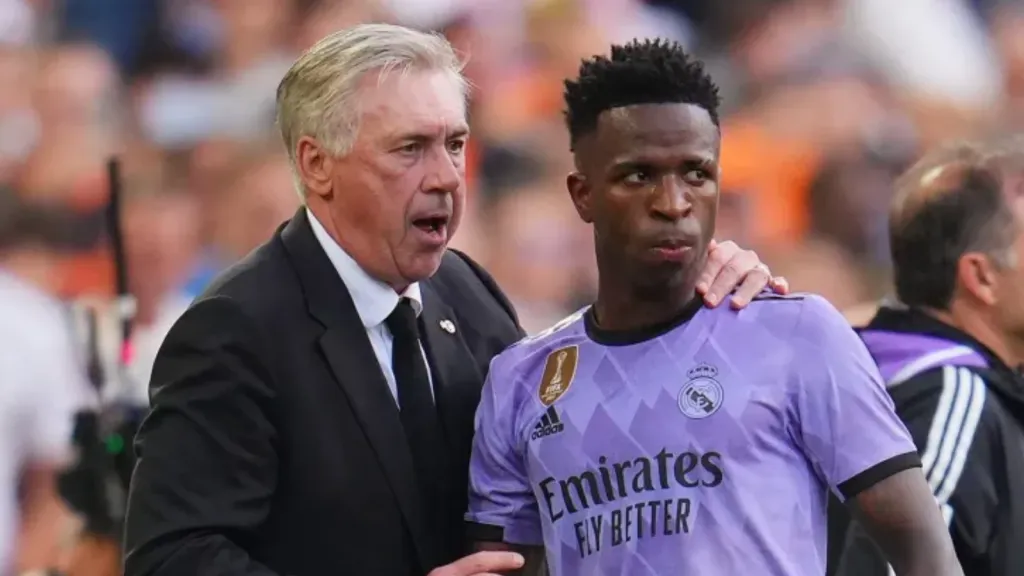 Foto: Aitor Alcalde/Getty Images – Carlo Ancelotti e Vinícius Júnior, em jogo do Real Madrid