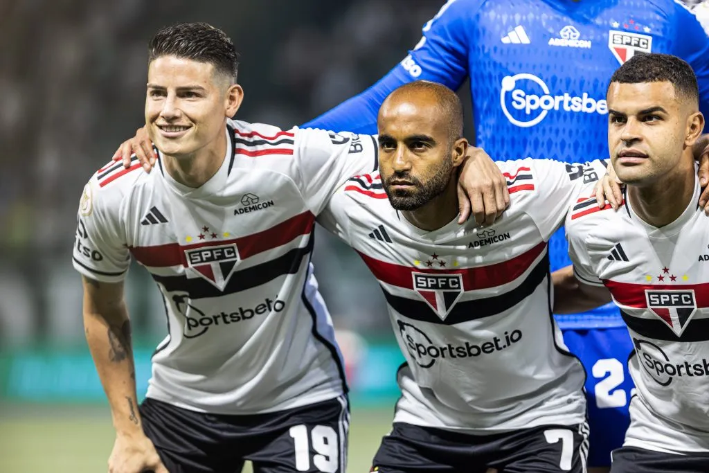 SP – SAO PAULO – 25/10/2023 – BRASILEIRO A 2023, PALMEIRAS X SAO PAULO – Lucas Moura e James Rodriguez jogadores do Sao Paulo durante partida contra o Palmeiras no estadio Arena Allianz Parque pelo campeonato Brasileiro A 2023. Foto: Abner Dourado/AGIF