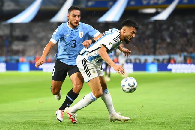 Cáceres em ação pelo Uruguai. Foto: Rodrigo Valle/Getty Images