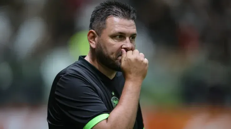 Foto: Gilson Lobo/AGIF - Thiago Kosloski, técnico do Coritiba