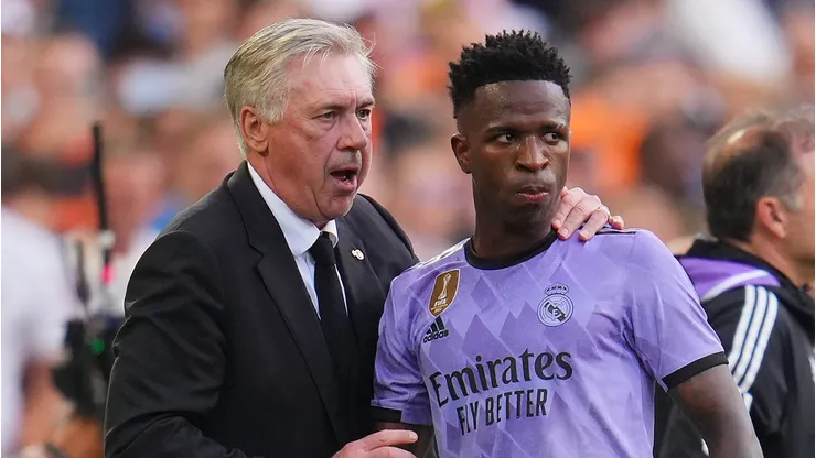 Carlo Ancelotti e Vinicius Junior fazem sucesso no Real. (Photo by Aitor Alcalde/Getty Images)