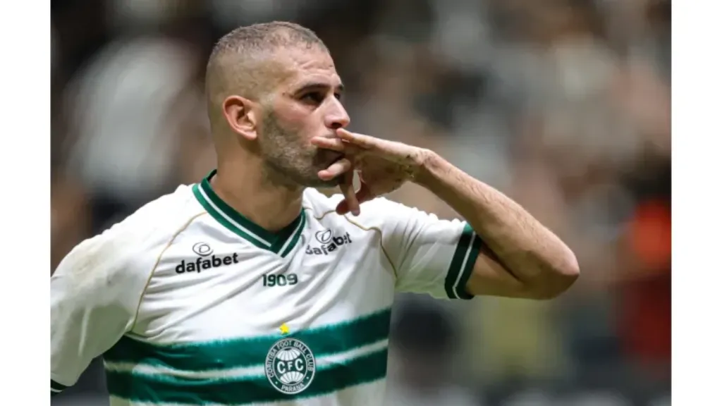 Foto: Gilson Lobo/AGIF – Slimani em jogo pelo Coritiba