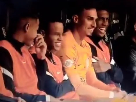 Enquanto todos sorriam... Câmera FLAGRA atitude do banco do Corinthians