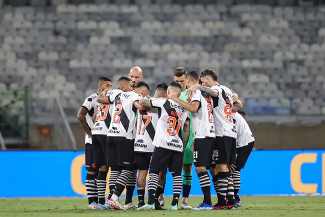 Jogadores do Vasco durante entrada em campo para partida contra o Cruzeiro no Mineirão pelo campeonato Brasileiro – Foto: Gilson Lobo/AGIF