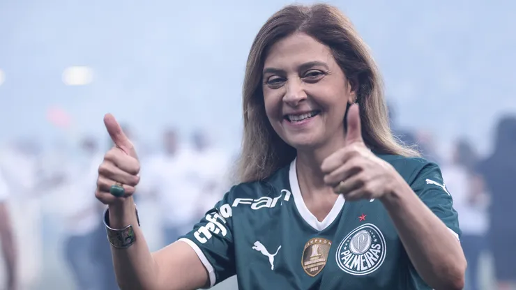 Leila Pereira acena para torcedores do Palmeiras - Foto: Ettore Chiereguini/AGIF