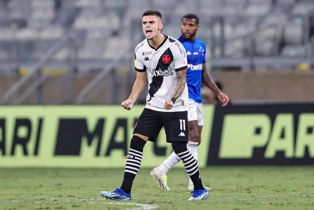 Gabriel Pec, do Vasco, comemora gol contra o Cruzeiro pelo Brasileirão – Foto: Gilson Lobo/AGIF