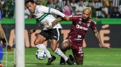 PR - CURITIBA - 24/07/2023 - BRASILEIRO A 2023, CORITIBA X FLUMINENSE - Robson jogador do Coritiba sofre penalti de Felipe Melo durante partida contra o Fluminense no estadio Couto Pereira pelo campeonato Brasileiro A 2023. Foto: Robson Mafra/AGIF