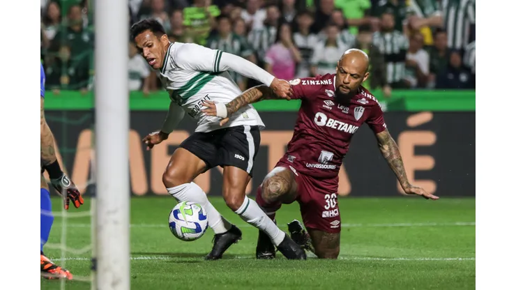 PR - CURITIBA - 24/07/2023 - BRASILEIRO A 2023, CORITIBA X FLUMINENSE - Robson jogador do Coritiba sofre penalti de Felipe Melo durante partida contra o Fluminense no estadio Couto Pereira pelo campeonato Brasileiro A 2023. Foto: Robson Mafra/AGIF