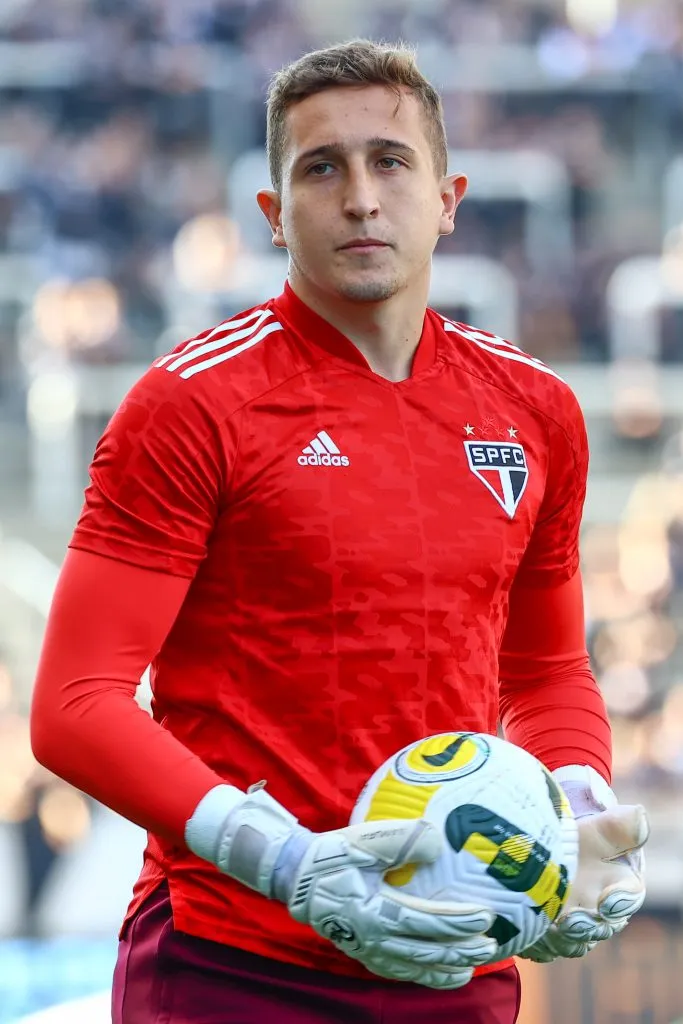 Thiago Couto jogador do Sao Paulo durante aquecimento antes da partida contra o Corinthians no estadio Arena Corinthians pelo campeonato Brasileiro A 2022. Foto: Marcello Zambrana/AGIF