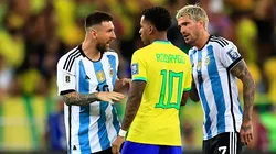 Messi e De Paul discutem com Rodrygo antes do jogo começar no Maracanã em Brasil e Argentina. Foto: Buda Mendes/Getty Images