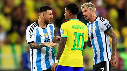 Messi e De Paul discutem com Rodrygo antes do jogo começar no Maracanã em Brasil e Argentina. Foto: Buda Mendes/Getty Images
