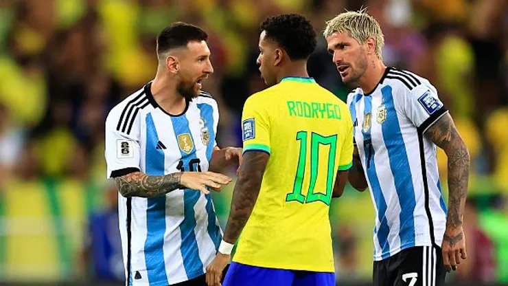 Messi e De Paul discutem com Rodrygo antes do jogo começar no Maracanã em Brasil e Argentina. Foto: Buda Mendes/Getty Images