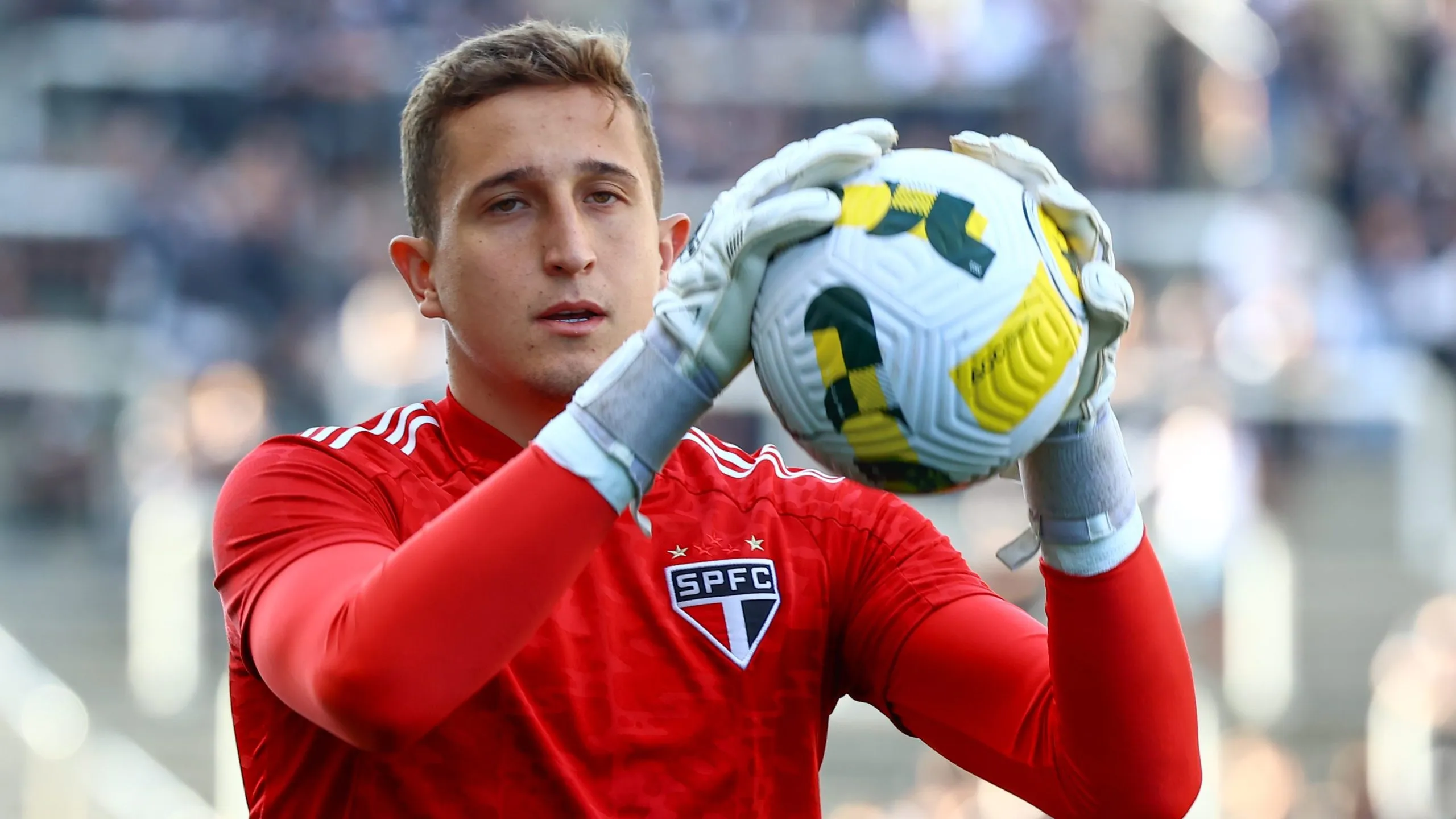 Thiago Couto jogador do Sao Paulo durante aquecimento antes da partida contra o Corinthians no estadio Arena Corinthians pelo campeonato Brasileiro A 2022. Foto: Marcello Zambrana/AGIF