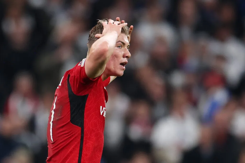 Rasmus Hojlund lamenta durante derrota do Manchester United para o Copenhagen, na Champions(Foto: Maja Hitij/Getty Images)