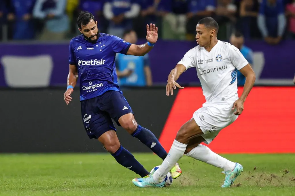 MG – BELO HORIZONTE – 31/05/2023 – COPA DO BRASIL 2023, CRUZEIRO X GREMIO – Henrique Dourado jogador do Cruzeiro disputa lance com Bruno Alves jogador do Gremio durante partida no estadio Mineirao pelo campeonato Copa do Brasil 2023. Foto: Gilson Junio/AGIF
