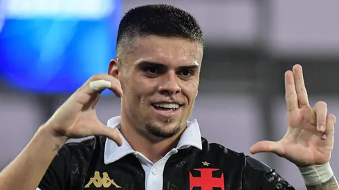 RJ - RIO DE JANEIRO - 16/09/2023 - BRASILEIRO A 2023, VASCO X FLUMINENSE - Gabriel Pec jogador do Vasco comemora seu gol durante partida contra o Fluminense no estadio Engenhao pelo campeonato Brasileiro A 2023. Foto: Thiago Ribeiro/AGIF