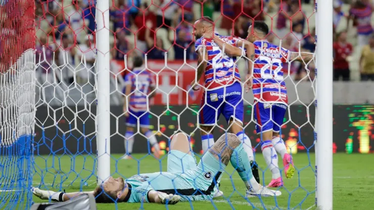 Guilherme jogador do Fortaleza comemora seu gol durante partida contra o Botafogo no estadio Arena Castelao pelo campeonato Brasileiro A 2023. Foto: Lucas Emanuel/AGIF