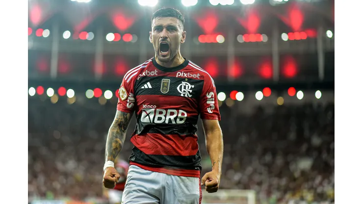 Arrascaeta jogador do Flamengo comemora seu gol durante partida contra o Bragantino no estadio Maracana pelo campeonato Brasileiro A 2023. Foto: Thiago Ribeiro/AGIF