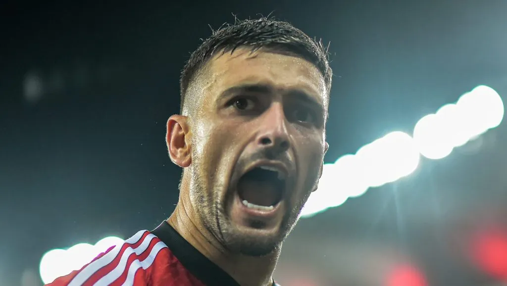 Arrascaeta jogador do Flamengo comemora seu gol durante partida contra o Bragantino no estádio Maracanã pelo campeonato Brasileiro A 2023. Foto: Thiago Ribeiro/AGIF