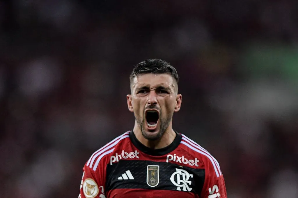 Arrascaeta comemorando seu gol diante do Brgaantino –  Foto: Thiago Ribeiro/AGIF