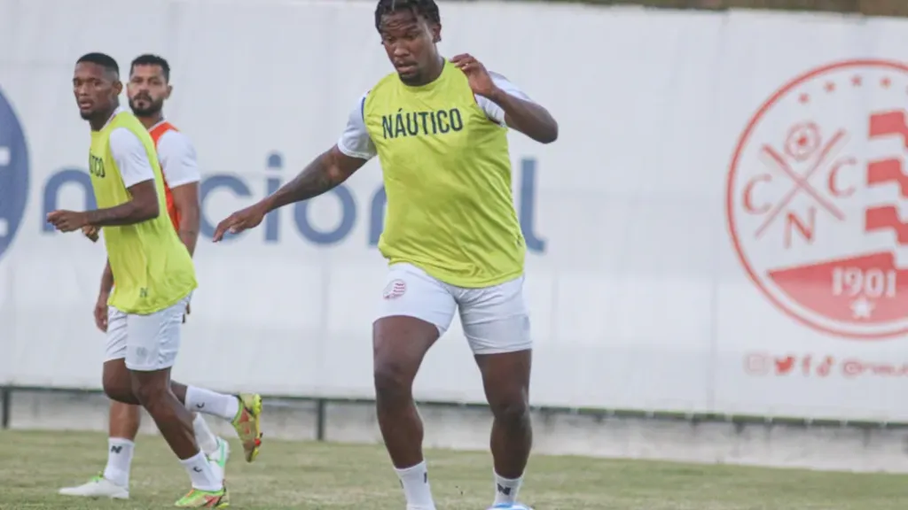 Ribamar em treino do Náutico – Foto: Tiago Caldas/Náutico