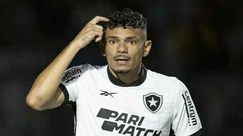 Tiquinho Soares diante do Vasco. Foto: Jorge Rodrigues/AGIF