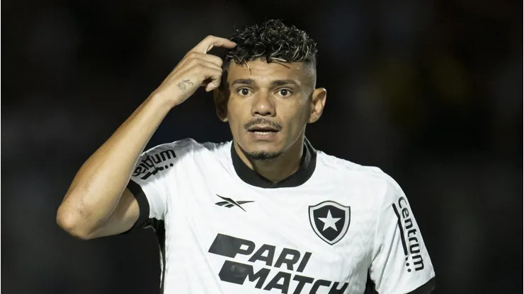 Tiquinho Soares diante do Vasco. Foto: Jorge Rodrigues/AGIF