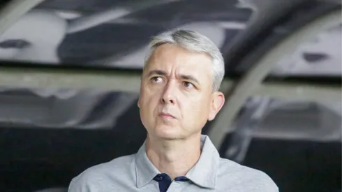 Tiago Nunes, técnico do Botafogo, antes da partida iniciar contra o Fortaleza - Foto: Lucas Emanuel/AGIF