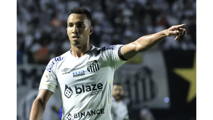 Foto: Marcello Zambrana/AGIF - Lucas Braga foi testado em outra posição