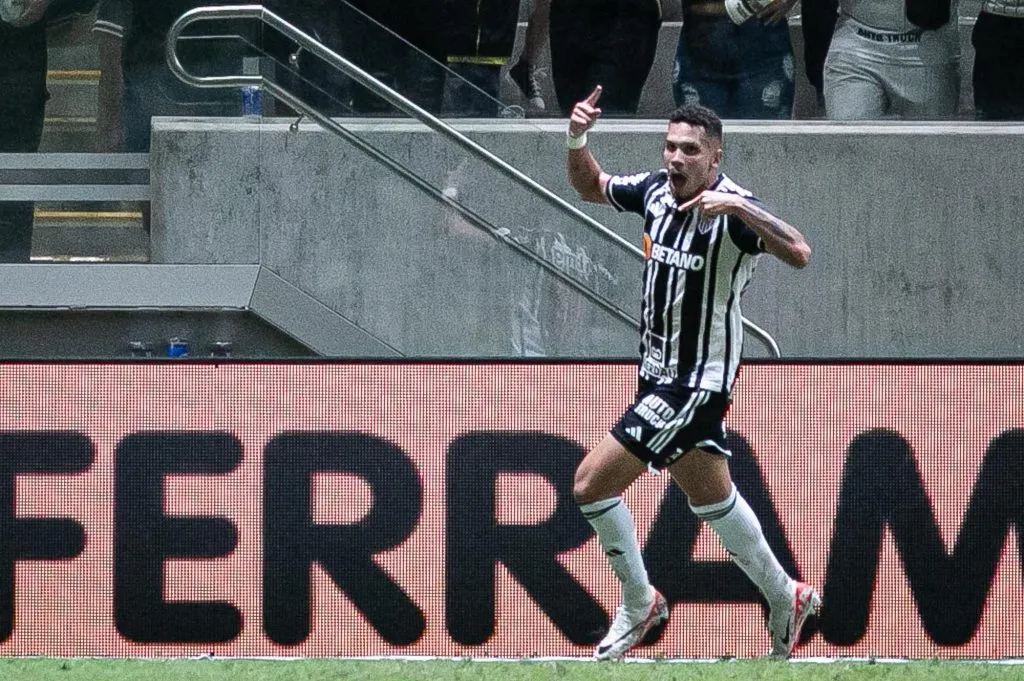 Paulinho, do Atlético, comemora gol contra o Fluminense pelo Brasileirão – Foto: Fernando Moreno/AGIF