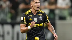 Paulinho, jogador do Atlético, comemora gol durante partida - Foto: Gilson Lobo/AGIF