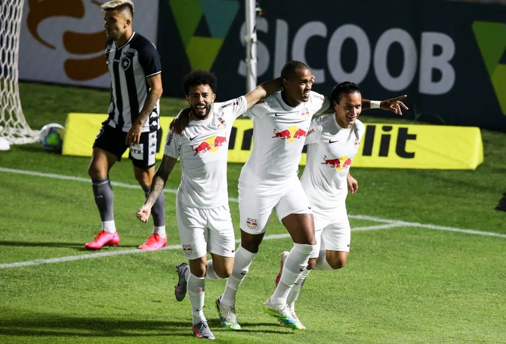 Claudinho e Artur jogaram juntos pelo Red Bull Bragantino antes do camisa 14 chegar ao Palmeiras – Foto: Alexandre Schneider/Getty Images