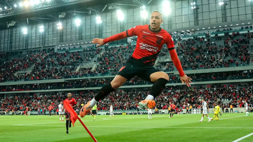 Vitor Roque chutando a bandeirinha – Foto: Divulgação/Athletico