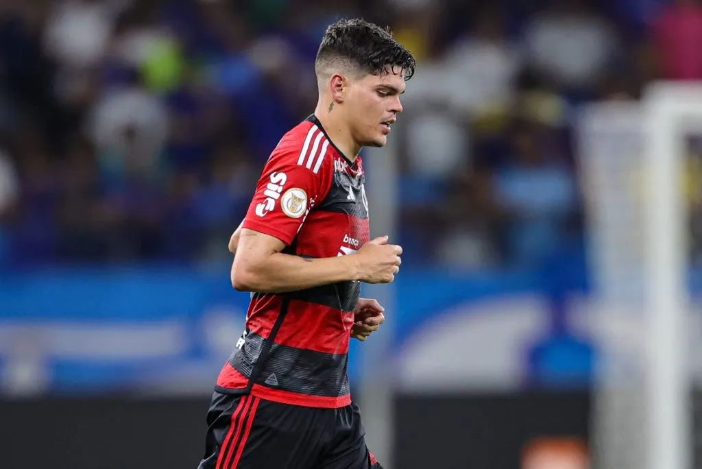 MG – BELO HORIZONTE – 19/10/2023 – BRASILEIRO A 2023, CRUZEIRO X FLAMENGO – Ayrton Lucas jogador do Flamengo comemora seu gol durante partida contra o Cruzeiro no estadio Mineirao pelo campeonato Brasileiro A 2023. Foto: Gilson Lobo/AGIF