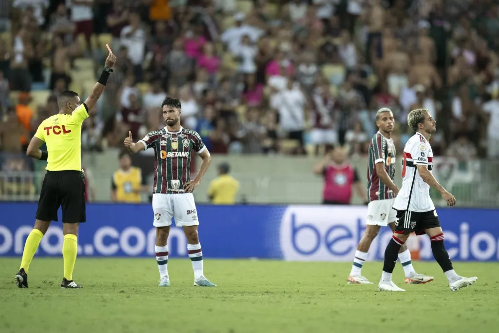 Gabriel Neves jogador do Sao Paulo recebe cartao vermelho do arbitro durante partida contra o Fluminense no estadio Maracana pelo campeonato Brasileiro A 2023. Foto: Jorge Rodrigues/AGIF