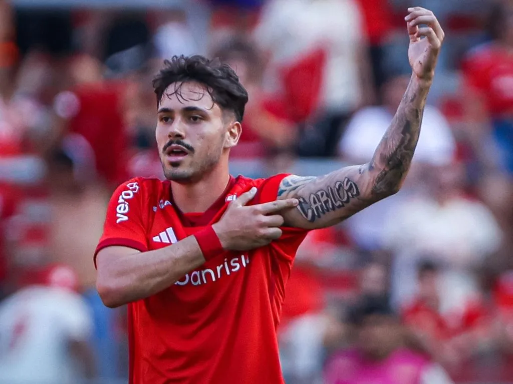 Maurício com a camisa do Internacional. Foto: Maxi Franzoi/AGIF