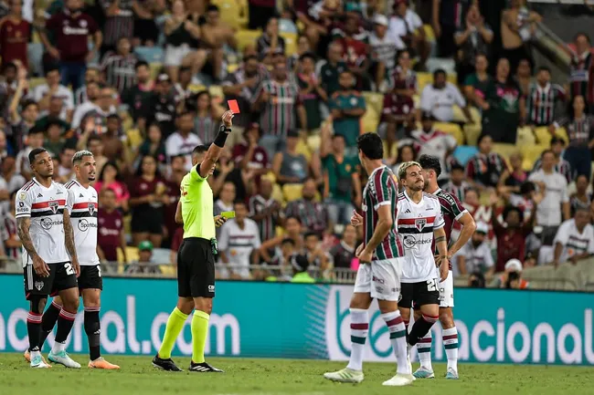 Gabriel Neves, jogador do São Paulo, recebe cartão vermelho do árbitro durante partida contra o Fluminense no estádio Maracanã pelo campeonato Brasileiro A 2023. Foto: Thiago Ribeiro/AGIF