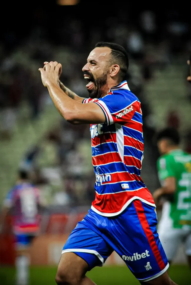 Moisés, jogador do Fortaleza, comemora seu gol durante partida contra o Estudiantes de Mérida no estádio Arena Castelão pelo campeonato Copa Sul-Americana 2023. Foto: Kely Pereira/AGIF