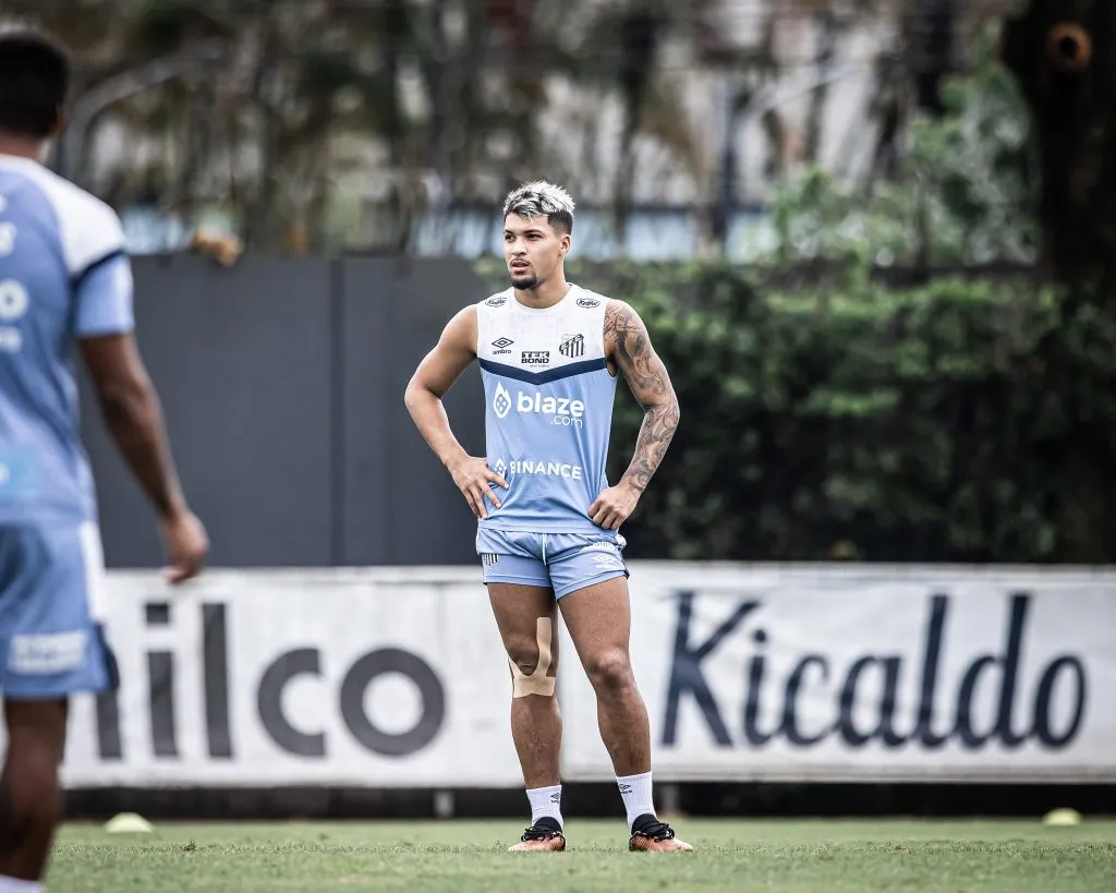 Marcos Leonardo em treino na manhã desta quinta-feira (23). O Menino da Vila voltou da Seleção Pré-Olímpica e vai para o duelo contra o Botafogo –  Fotos: Raul Baretta/ Santos FC.