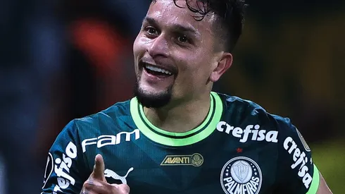 Artur comemora um de seus gols pelo Palestra. O camisa 14 pode estar com os dias contados na Academia de Futebol - Foto: Ettore Chiereguini/AGIF