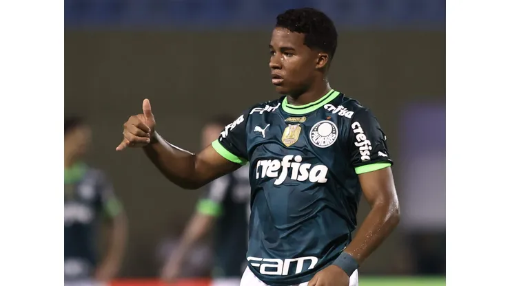Endrick comemora gol do Palmeiras contra o Inter, na Arena Barueri (Foto: Marcello Zambrana/AGIF)